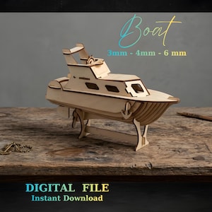 Può includere: Un modello di barca in legno con la scritta "Boat" in corsivo. La barca ha un design dettagliato, tra cui una cabina, un volante e un'ancora. È visibile anche il testo "3mm - 4mm - 6 mm". Le parole "DIGITAL FILE" e "Instant Download" sono in basso.