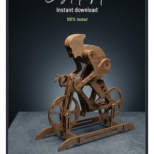 Peut inclure: Sculpture en bois découpée au laser représentant un cycliste sur un vélo d'appartement. La sculpture est en bois brun clair et présente des détails complexes. Le texte "Digital File", "Instant download", "100% tested" et "Laser cut" est inclus.