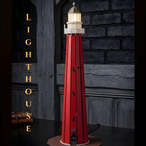 Puede incluir: Un modelo de faro cónico y alto con un exterior rojo vibrante, acentos verticales negros, una barandilla blanca y una sala de linterna iluminada en la parte superior. El texto LIGHTHOUSE, DIGITAL FILE e Instant Download es visible.