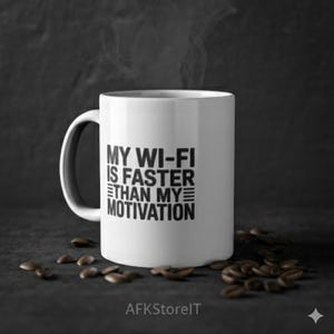 Può includere: Tazza da caffè in ceramica bianca con la scritta "MY WI-FI IS FASTER THAN MY MOTIVATION" in nero. Chicchi di caffè sparsi intorno alla tazza su una superficie scura. Vapore che sale dalla tazza.
