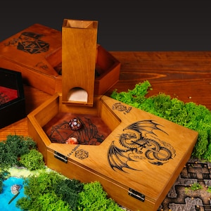 Könnte beinhalten: Würfelturm und Tablett-Set aus Holz mit Drachen- und geometrischen Designs. Das Set enthält einen Würfelturm, ein sechseckiges Tablett und eine quadratische Box. Das Tablett hat eine Drachenillustration und den Text "I'm a D20".