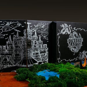 Pantalla de DM de regalo, Pantalla de Dungeon Master de madera con caja de almacenamiento, Organizador de juegos de rol grabado, Cajón para dados, Regalo para el Maestro de Juego