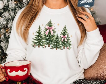Sweat-shirt Coquette sapins de Noël, pull de Noël rose à nœud, haut de fête mignon et girly, cadeau de Noël doux pour fille, pull festif pastel