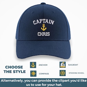 Könnte beinhalten: Marineblaue Baseballkappe mit dem Text "CAPTAIN CHRIS" in Weiß und einer goldenen Ankergrafik. Das Bild zeigt auch Stiloptionen: Anker, Kompass, Segelboot und Steuerrad. Der Text "CHOOSE THE STYLE" ist ebenfalls sichtbar.