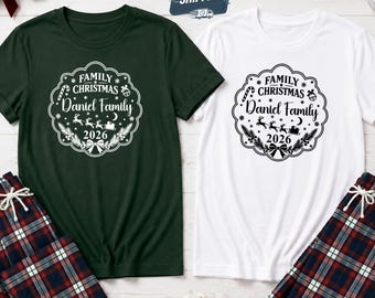 T-shirt de Noël personnalisé pour la famille, T-shirt de Noël assorti avec le nom de famille, Haut de fête pour groupe, Haut assorti pour la famille, Cadeaux de Noël festifs