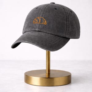 Gorra bordada de croissant, gorra de béisbol de repostería francesa, gorra de papá con diseño de croissant a la moda, gorra para mujeres amantes de la comida francesa, regalo para amantes de los croissants. imagen 4