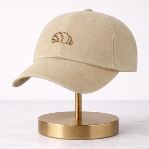 Gorra bordada de croissant, gorra de béisbol de repostería francesa, gorra de papá con diseño de croissant a la moda, gorra para mujeres amantes de la comida francesa, regalo para amantes de los croissants. imagen 7