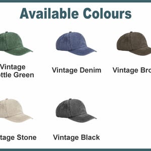 Puede incluir: Una colecci&oacute;n de cinco gorras de b&eacute;isbol mostradas en una cuadr&iacute;cula con el texto Available Colours en la parte superior. Las gorras se presentan en verde botella vintage, denim vintage, marr&oacute;n vintage, piedra vintage y negro vintage, con visera.