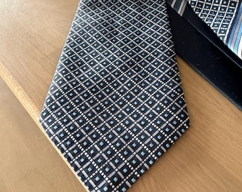 Cravatta vintage Alexandre blu con motivo geometrico – anni '70-'80, poliestere, prodotta in Inghilterra, lama larga