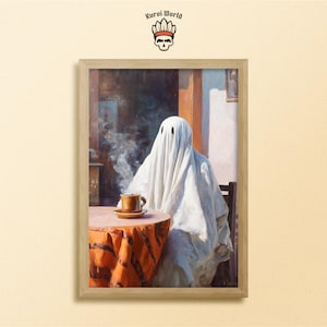Pode incluir: Impressão artística emoldurada com uma figura de fantasma envolta em um lençol branco, sentada em uma mesa com uma xícara e um pires. A mesa é coberta com um tecido estampado em laranja e preto. A obra de arte tem uma estética vintage.