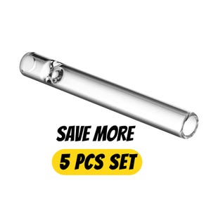 Può includere: Una pipa per fumare in vetro trasparente di forma cilindrica. La pipa ha un bocchino svasato e un piccolo foro vicino alla coppa. Il testo "SAVE MORE" è sopra un rettangolo giallo con la scritta "5 PCS SET".