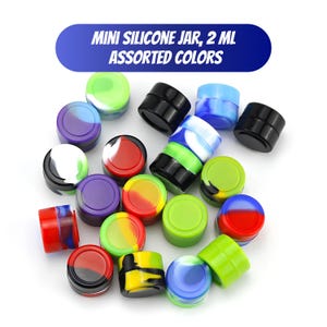 Può includere: Una collezione di mini barattoli in silicone da 2 ml in colori e motivi assortiti, tra cui nero, blu, verde e rosso a tinta unita, oltre a design marmorizzati multicolori. Il testo "MINI SILICONE JAR, 2 ML ASSORTED COLORS" è mostrato in alto.