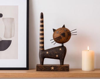 Houten kattenbeeldje met sterdetails, speels vintage kattenbeeldje, rustieke volkskunst decoratie voor op een plank, uniek cadeau voor kattenliefhebbers