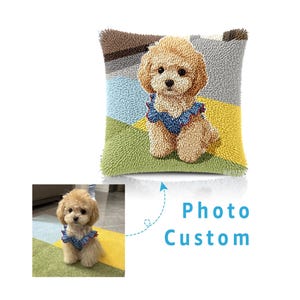 Peut inclure: Un coussin carré en punch needle représentant un caniche brun clair texturé portant un col à volants bleu. Le fond est un motif géométrique bleu clair, vert et jaune. Le texte "Photo Custom" apparaît en bleu à côté d'une photographie.