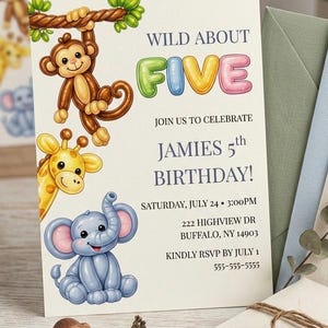 Puede incluir: Una invitación de cumpleaños con temática de jungla. La invitación presenta una ilustración de un mono, una jirafa y un elefante. El texto dice "Wild About Five" e incluye los detalles de la fiesta. También se ven sobres y pequeñas figuras de animales.