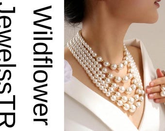 Conjunto de collar de perlas de múltiples hilos con detalles dorados, joyería nupcial llamativa.