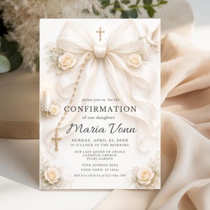 Può includere: Invito di cresima con fiocco color crema, croce e rosario. L'invito include il testo "Cresima di nostra figlia Maria Vonn" e i dettagli dell'evento. Accenti floreali e colombe completano il design.