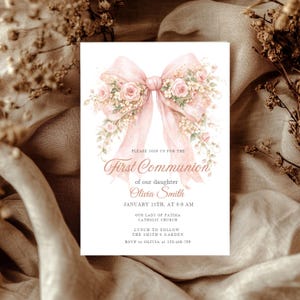 Può includere: Un biglietto d'invito per la Prima Comunione con un design ad acquerello. Il biglietto presenta un grande fiocco rosa con accenti floreali e il testo "Prima Comunione" insieme ai dettagli dell'evento. Il biglietto è su sfondo bianco.
