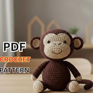 Puede incluir: Un mono de ganchillo hecho a mano en tonos marrón y beige. El mono tiene una cara sonriente, orejas grandes y está sentado sobre una superficie de madera. El texto "PDF CROCHET PATTERN" se muestra en la imagen.