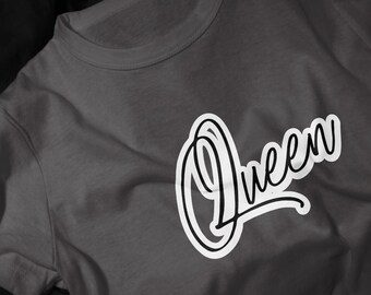 Queen Script Tee | T-Shirt