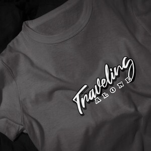 Reser ensam T-shirt | Resetypografi med manus