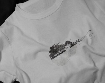 T-shirt met gitaar van de kust van het meer | Minimale natuur Muzieklandschap