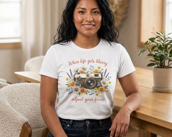 T-shirt Retro Camera Wildflower / Maglietta grafica floreale vintage, maglietta da fotografo boho