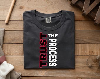 Maglietta "Affidati al processo" / Maglietta grafica motivazionale / Maglietta unisex in cotone pesante