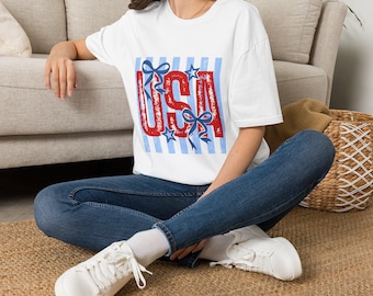 Maglietta USA Stripes Coquette Bow / Maglietta patriottica per il 4 luglio / Maglietta con fiocco e bandiera americana