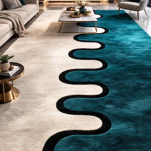 Puede incluir: Una alfombra moderna con un diseño único. La alfombra presenta una sección de color crema que transiciona a una sección azul turquesa, separadas por una línea negra ondulada. La alfombra está en un salón.