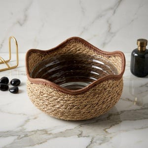 Puede incluir: Una taza de cerámica blanca con un asa negra y el texto "But first, coffee" en un estilo manuscrito. La taza está sobre una superficie blanca. La taza mide 10 cm de alto.