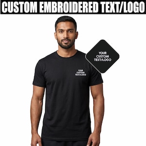 Może przedstawiać: Czarny t-shirt z okrągłym dekoltem z napisem "YOUR CUSTOM TEXT/LOGO" wyhaftowanym na piersi oraz większą grafiką z tym samym tekstem. Górny baner głosi "CUSTOM EMBROIDERED TEXT/LOGO".