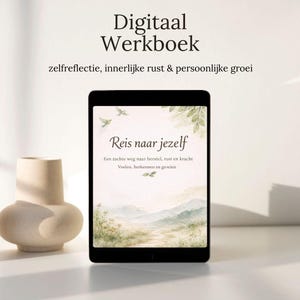 Op de afbeelding: Een tablet met een digitaal werkboek getiteld "Digitaal Werkboek". Het scherm toont een landschapsillustratie met de tekst "Reis naar jezelf". Links staat een beige vaas.