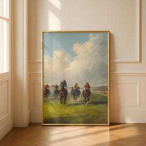 Könnte beinhalten: Ein gerahmter vertikaler Wandkunstdruck, der ein Pferderennen auf einem grünen Feld unter einem bewölkten blauen Himmel zeigt. Mehrere Jockeys in farbenfrohen Renndressen reiten auf braunen Pferden, die auf den Betrachter zugaloppieren.