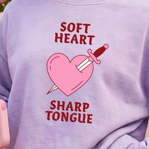 Corazón tierno Lengua afilada PNG Cita coqueta SVG Diseño de corazón y daga Camiseta atrevida y sarcástica Estética moderna Poder femenino Sublimación DTF Cricut
