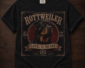Può includere: Una t-shirt nera a maniche corte con la grafica di un cane Rottweiler all'interno di una cornice circolare. Il testo riporta ROTTWEILER, STRENGTH, LOYALTY, COURAGE, EST. 1907, BUILT TO PROTECT, LOYAL TO THE END, FEARLESS, CONFIDENT, DEVOTED e la lettera R.