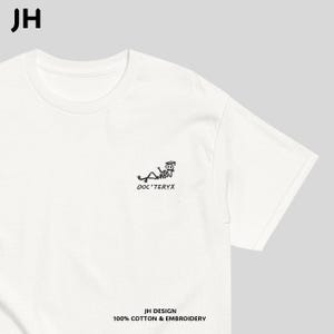 Può includere: T-shirt bianco con girocollo e maniche corte. La maglietta presenta una piccola grafica nera di uno scheletro che si rilassa, con la scritta "DOC'TERYX" sotto. La parte inferiore della maglietta riporta la scritta "JH DESIGN 100% COTTON & EMBROIDERY".