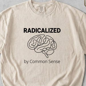 Geradicaliseerd door gezond verstand Comfort kleuren T-shirt, activistische T-shirt, sociale rechtvaardigheid liberaal grappig shirt, retro Y2K, basis fatsoen politiek