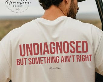 Comfort Colors® Non diagnostiqué, mais quelque chose cloche ! T-shirt sarcastique et humoristique, citation inspirante, style décalé, idéal pour un enterrement de vie de garçon, style Y2K