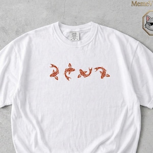 鯉の泳ぐ模様のTシャツ | 日本の鯉のミニマリストTシャツ、快適な色合いのオーシャンシャツ