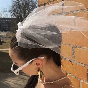 Bachelorette veil Small short white veil with bow for Bachelorette party Bride to be veil Wedding bride cute minimalist veil Bridal veil Hen