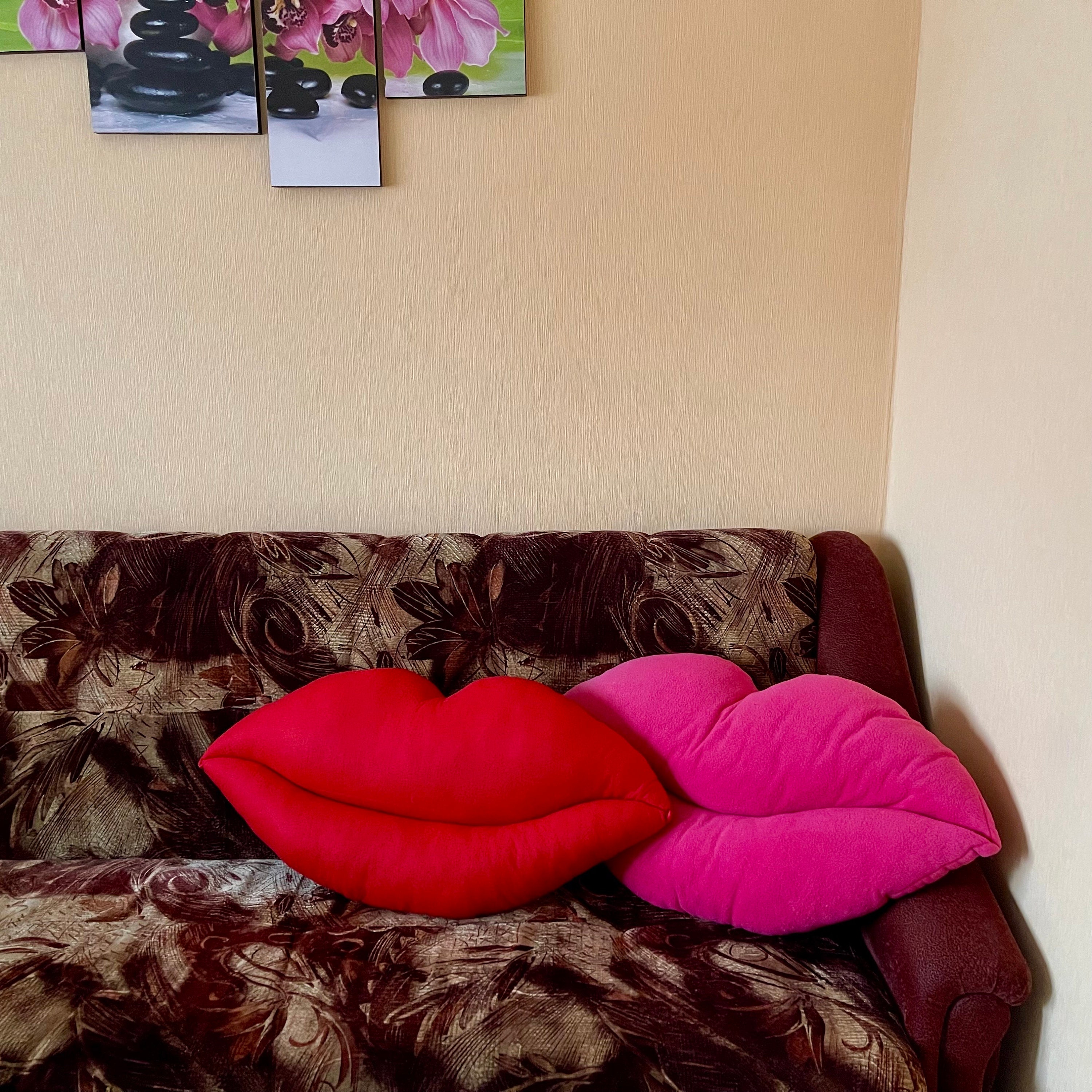 Red lips pillows hotsell