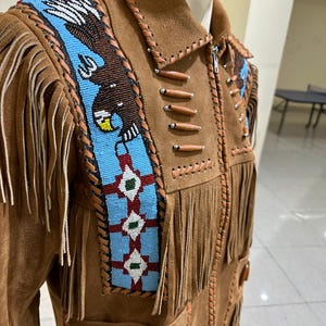 Jaqueta masculina de camurça marrom com franjas, estilo nativo americano, com aplicações de miçangas, jaqueta de cowboy estilo faroeste, jaqueta tribal de camurça feita à mão.