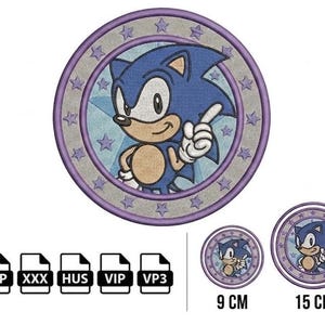 Può includere: Un disegno circolare per ricamo a macchina raffigurante Sonic the Hedgehog con un bordo viola decorato con stelle. Il file include tre dimensioni: 9 cm, 15 cm e 20 cm. I formati di file supportati sono PES, DST, JEF, EXP, XXX, HUS, VIP e VP3.