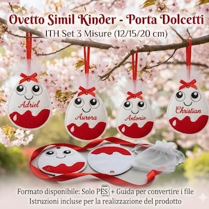 Può includere: Ornamenti a forma di uovo di Pasqua bianchi e rossi con facce e nomi ricamati, appesi a nastri rossi. Gli ornamenti misurano 12, 15 e 20 cm. I nomi Adriel, Aurora, Antonio e Christian sono visibili. Il testo "Ovetto Simil Kinder - Porta Dolcetti" è in alto.
