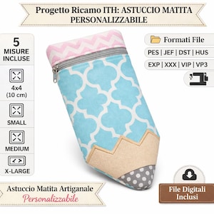 Peut inclure: Une trousse en forme de crayon avec une fermeture éclair. Elle présente un motif bleu clair et blanc. Le haut est rose avec un motif en zigzag. La pointe du crayon est grise avec des pois blancs. Le texte dit "Astuccio Matita Artigianale Personalizzabile".