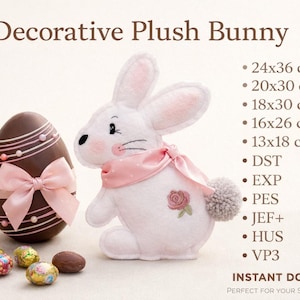 Può includere: Un coniglietto di peluche bianco con dettagli rosa, una sciarpa rosa e una coda a pompon grigia. Accanto, un uovo di Pasqua di cioccolato con un fiocco rosa e caramelle. Il testo dell'immagine dice "Decorative Plush Bunny".