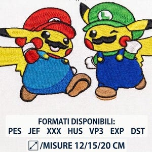 Può includere: Un ricamo raffigurante due creature gialle simili a Pikachu, una con cappello rosso e salopette blu, l'altra con cappello verde, baffi e salopette blu. Testo: FORMATI DISPONIBILI: PES JEF XXX HUS VP3 EXP DST /MISURE 12/15/20 CM.