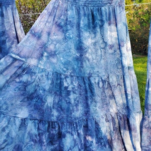 Vestido boho con falda larga de algodón teñida de acuarela teñida con hielo Indigo Love azul