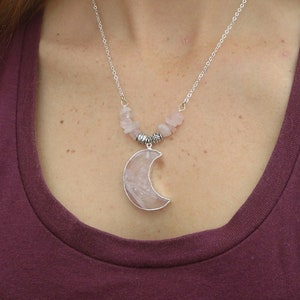 Collar de luna creciente de cuarzo rosa ooak calmante amor pacífico